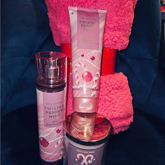 Bath & Body Works Twisted Peppermint Set w/plush throw blanket - Picture 2 of 2